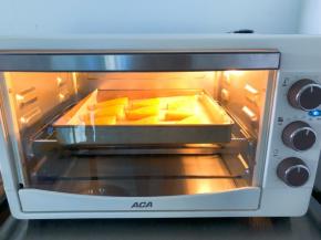 放入预热好的烤箱180度，中层上下火15～20分钟左右，烤至表面金黄即可