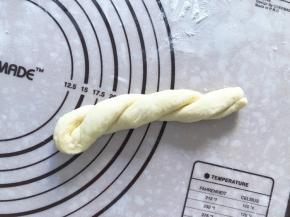 两头捏紧向反方向扭