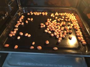 花生放入烤箱160度烤5到10分钟左右，注意观察，不要烤焦了，烤好后，戳掉外皮，碾碎