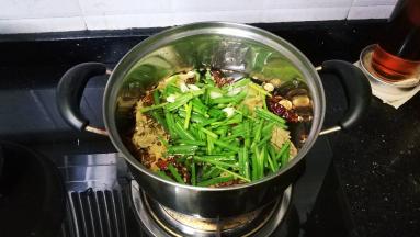 锅里放入小半煲水，放上步骤1的所有配料