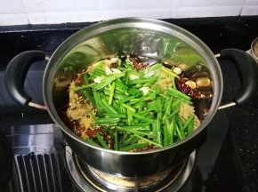 锅里放入小半煲水，放上步骤1的所有配料