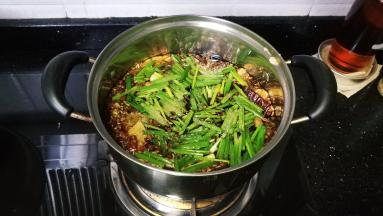 再倒入酱油、料酒、老抽、鱼露、红糖、胡椒粉、香醋