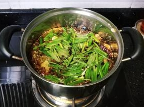 再倒入酱油、料酒、老抽、鱼露、红糖、胡椒粉、香醋