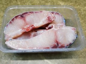 熬汁期间鱼切均匀大小片（鱼块不要切太厚，方便入味）用盐腌30分钟