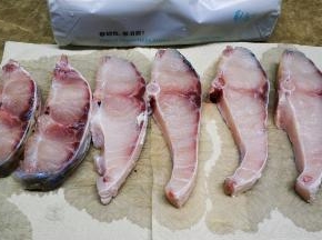 30分钟到后洗去盐份，用厨房纸吸干水备用