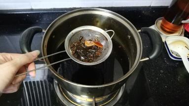 卤汁捞出所有配料