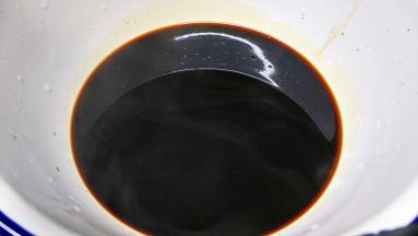 再煮至卤汁浓稠一点，酱汁熬好后放冰箱冷藏2小时