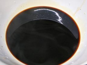 再煮至卤汁浓稠一点，酱汁熬好后放冰箱冷藏2小时