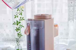 豆浆机的水箱加入纯净水，最好是加入可以直接饮用的水。