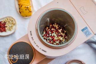 红豆、薏米洗净放入研磨仓中，能提前浸泡是最好的，时间来不及就直接用，研磨仓里不用加水哦。