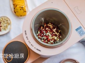 红豆、薏米洗净放入研磨仓中，能提前浸泡是最好的，时间来不及就直接用，研磨仓里不用加水哦。