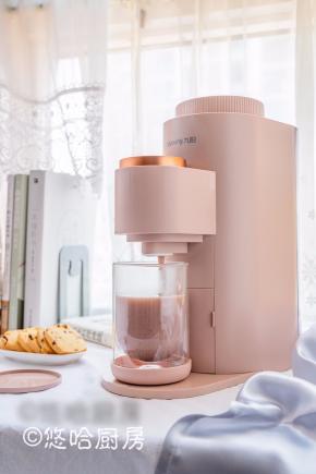 10分钟红豆薏米豆浆制作完成，一边看书一边喝豆浆，搭配几盘小点心就是精美的下午茶。