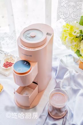 豆浆机全程有语音提示，打好豆浆提醒你取走豆浆杯，拉出下面的小盒子（余水盒），豆浆机自动开始清洗。