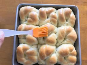 出炉趁热刷上黄油，脱模放烤网上晾凉