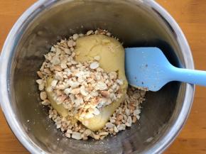 花生不要碾太细，有点颗粒感更好，搅拌均匀