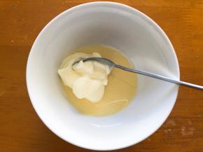 炼乳和沙拉酱混合，搅拌均匀