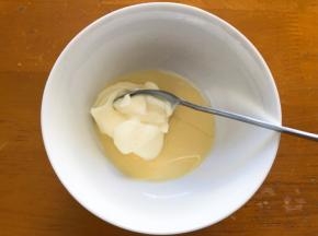 炼乳和沙拉酱混合，搅拌均匀