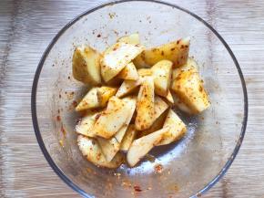 搅拌均匀，让每一块土豆都沾上酱料