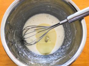 加入玉米油搅拌均匀