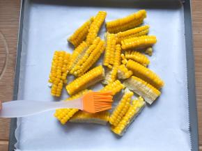 放入烤盘中，刷上食用油