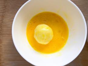 土豆泥在鸡蛋中滚一圈