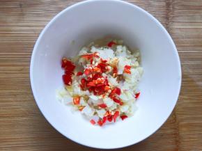 倒入小米辣，喜欢吃辣的可以多放一点，我放了两个