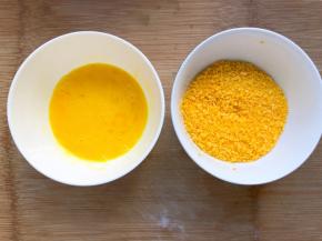 准备鸡蛋和面包糠