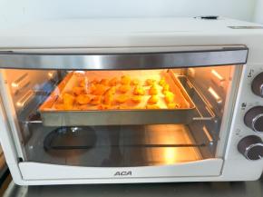 放入预热好的烤箱中层，上下火，180度30分钟