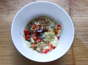 放入少许盐，孜然粉，和五香粉，花椒粉