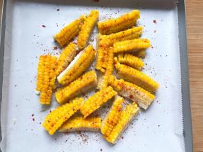 撒上花椒粉，盐，辣椒面，也可以直接撒椒盐粉