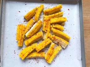 撒上花椒粉，盐，辣椒面，也可以直接撒椒盐粉