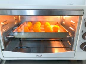 放入预热好的ACA烤箱中层，上下火180度15分钟