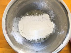 筛入低筋面粉搅拌均匀