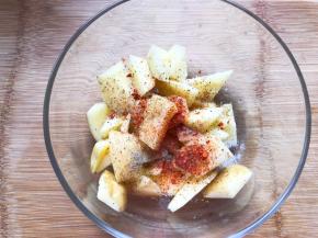 土豆切成块，将全部食材放碗中