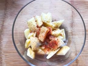 土豆切成块，将全部食材放碗中