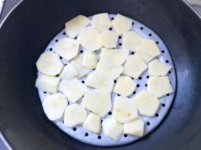 土豆切片蒸熟蒸软