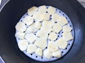 土豆切片蒸熟蒸软