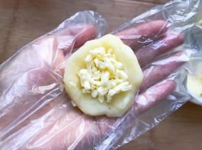 捏一小块，揉圆压扁，放入马苏里拉芝士
