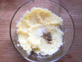 放入盐和黑胡椒粉，搅拌均匀