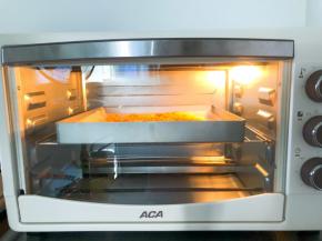 放入预热好的烤箱中层，180度上下火15分钟