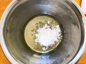 蛋白和糖粉混合搅拌均匀