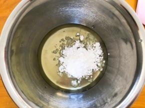 蛋白和糖粉混合搅拌均匀