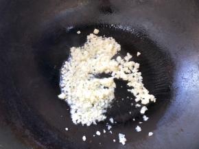 蒜剁碎，锅中倒入油炒香