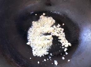 蒜剁碎，锅中倒入油炒香