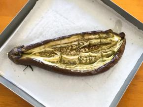 茄子烤软以后，从中间划开，中间划上几刀