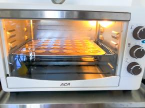 放入预热好的烤箱中层，上下火180度15分钟