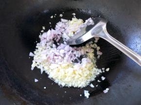 放入香葱炒香