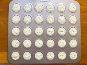 挤入烤盘，撒上杏仁片