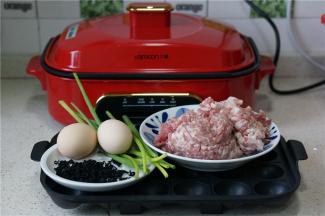 备好所用食材：猪腿肉末，鸡蛋，干海菜，葱。
调味料：胡椒粉，细盐，料酒 ，生抽，玉米油，面粉