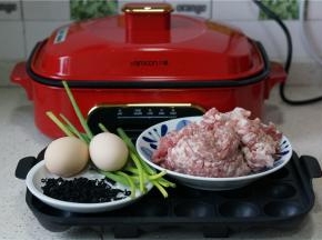 备好所用食材：猪腿肉末，鸡蛋，干海菜，葱。
调味料：胡椒粉，细盐，料酒 ，生抽，玉米油，面粉